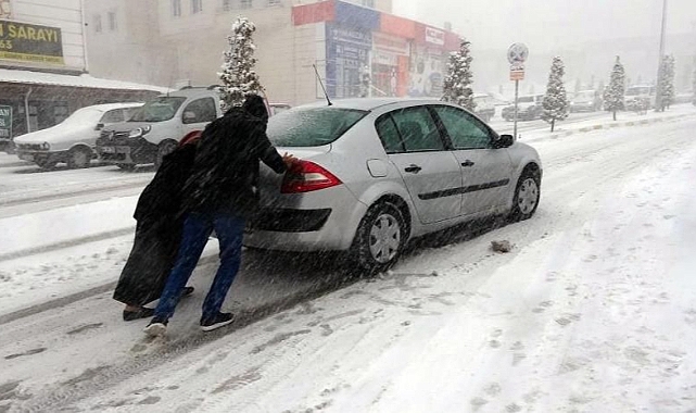 Yoğun kar yağışı sürücülere zor anlar yaşattı