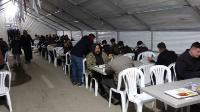 Depremzedeler ilk iftarı çadırda açtı