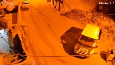 İlginç hırsızlık girişimi: Minibüsü ittiler ama çalamadılar