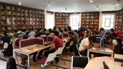 Urfalı gençler YKS’ye kütüphanelerde hazırlanıyor