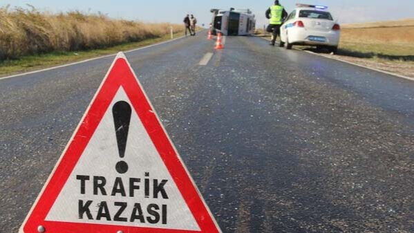 Minibüs ile kamyonet çarpıştı: Yaralılar var