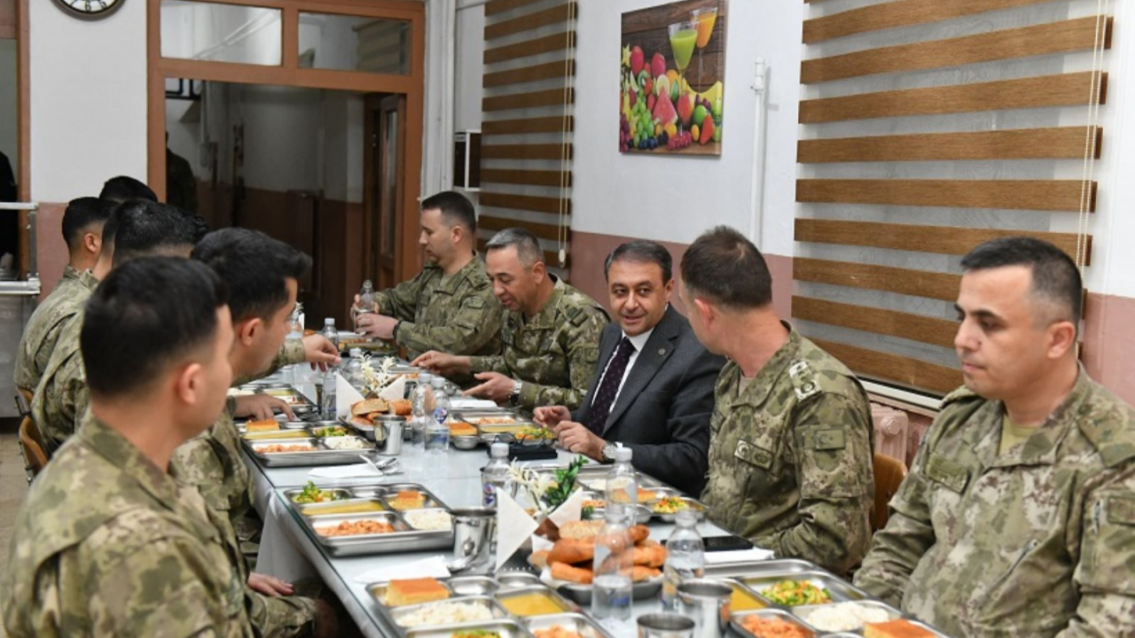 Vali Şıldak, Mehmetçik'le iftar yaptı