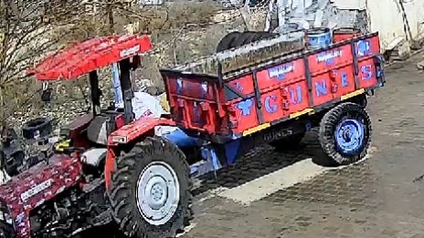 Ağaca çarpan otomobilin sürücüsü yaralandı