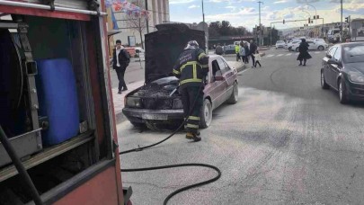 Seyir halindeki otomobil yandı