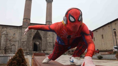 Türkiye’yi gezen ’Örümcek Adam’ Erzurum’da