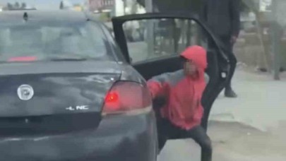 Arabaya bindirilen çocuk, diğer kapıdan kaçtı