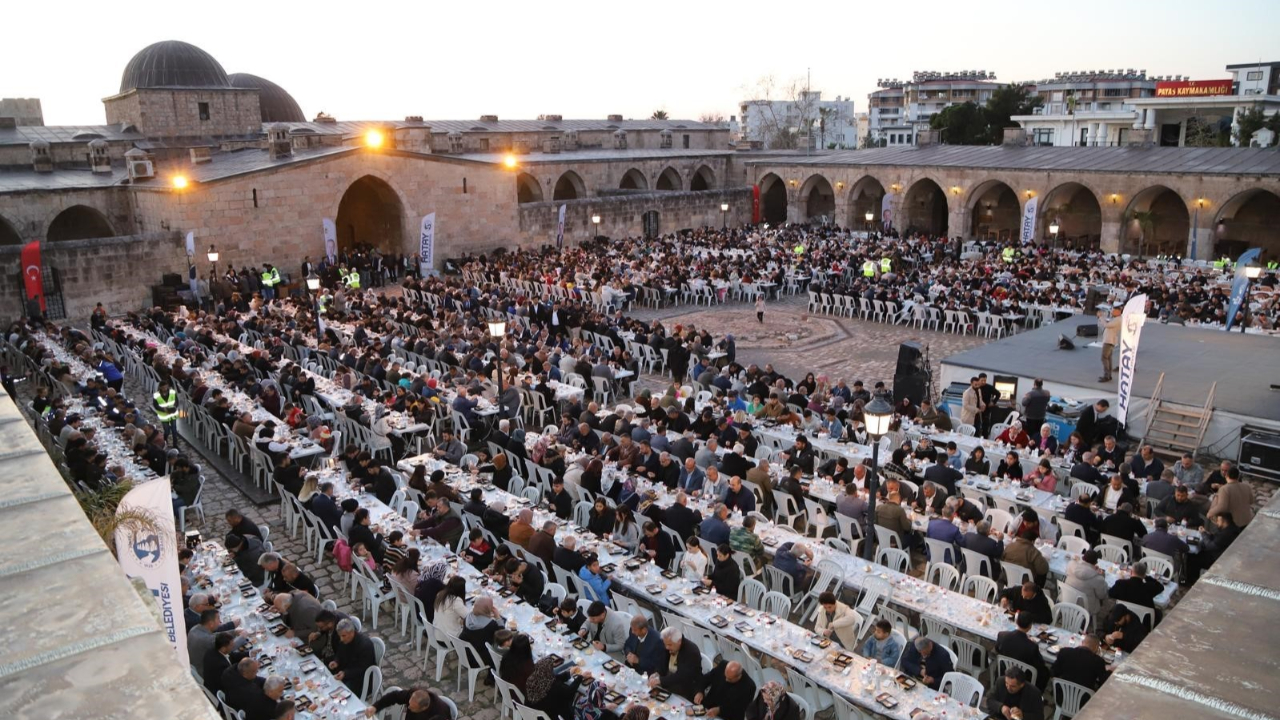 Depremzedeler tarihi külliyede iftar yaptı