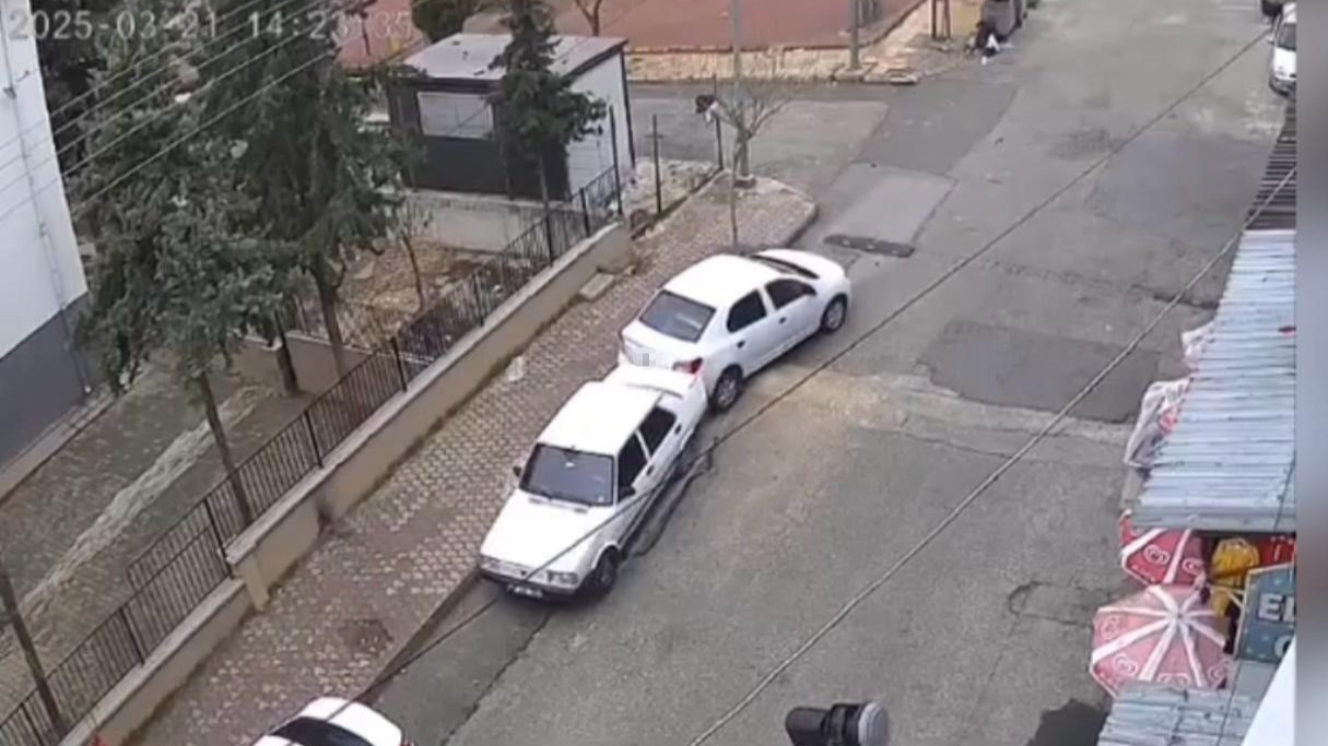El freni çekilmeyen otomobil hareket ederek park halindeki otomobile çarptı