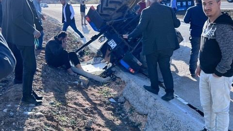 Kum yüklü traktör devrildi: 1 ağır yaralı