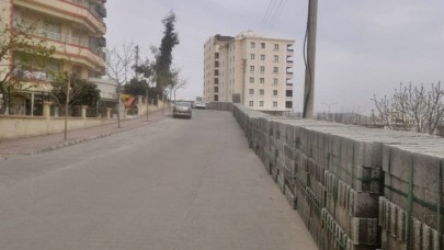 Sokağı briketlerle doldurdular