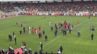 Lideri devirdiler, repliklerle güldürdüler