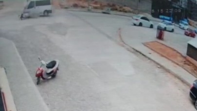 Hafif ticari araçla çarpışan motosikletli hayatını kaybetti: Feci kaza kamerada