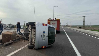 Hafif Ticari Araç Aydınlatma Direğine Çarptı: 2 Yaralı