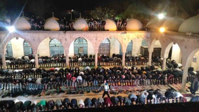 Şanlıurfa’da Kadir Gecesi’nde Balıklıgöl  camisi dolup taştı