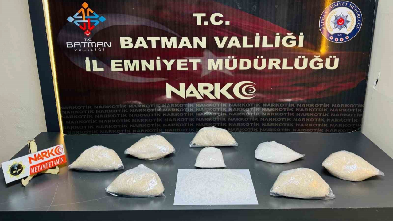 4 kilo metamfetamin ile yakalanan 2’si kadın 3 kişi tutuklandı