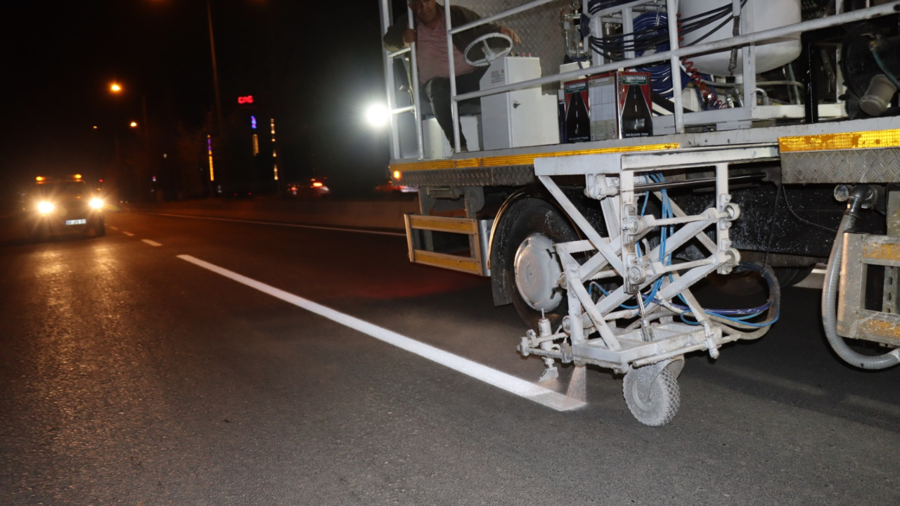MAŞUK TOKİ YOLUNDA YOL ÇİZGİLERİ İLE TRAFİK GÜVENLİĞİ ARTIRILDI