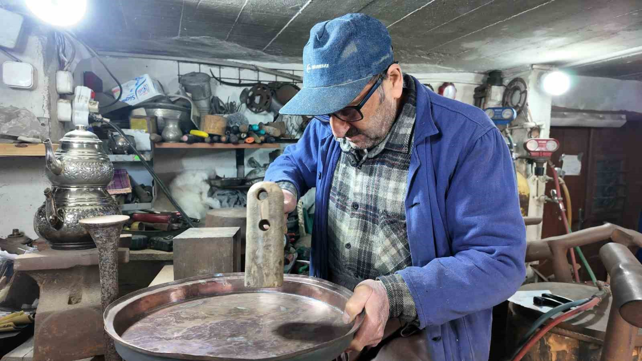 Son Kalaycı Baba Mesleğini Sürdürüyor
