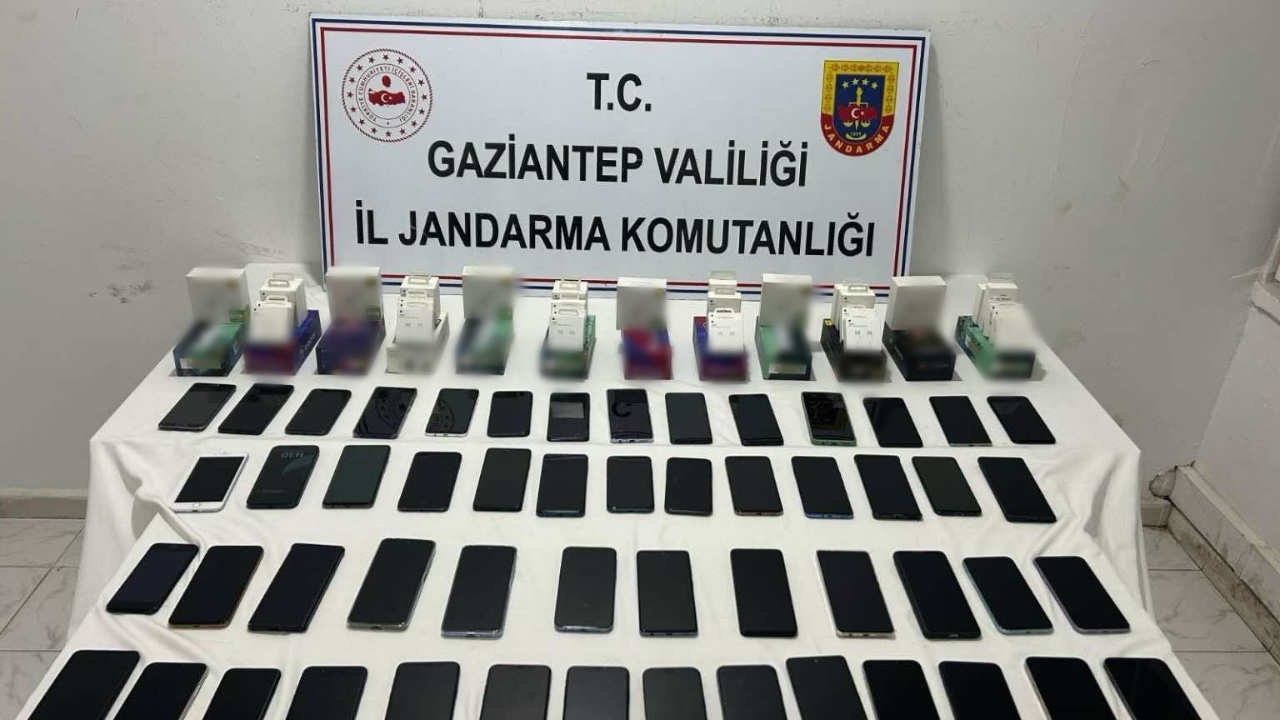 2,7 milyon TL değerinde kaçak telefon ele geçirildi: 2 gözaltı