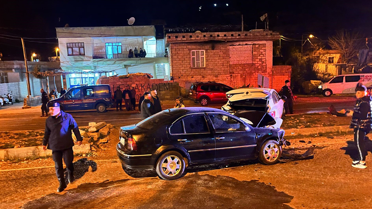 İki otomobil çarpıştı: 7 yaralı