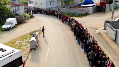 Bayramlaşma kuyruğu 1 kilometreyi buldu