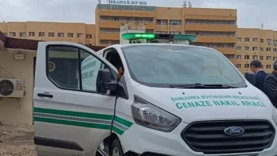 Bayram namazı çıkışı birbirlerine girdiler