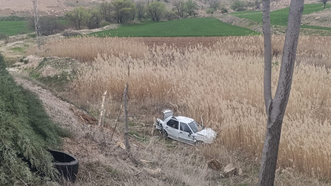 Lastiği patlayan otomobil şarampole yuvarlandı: 1 yaralı