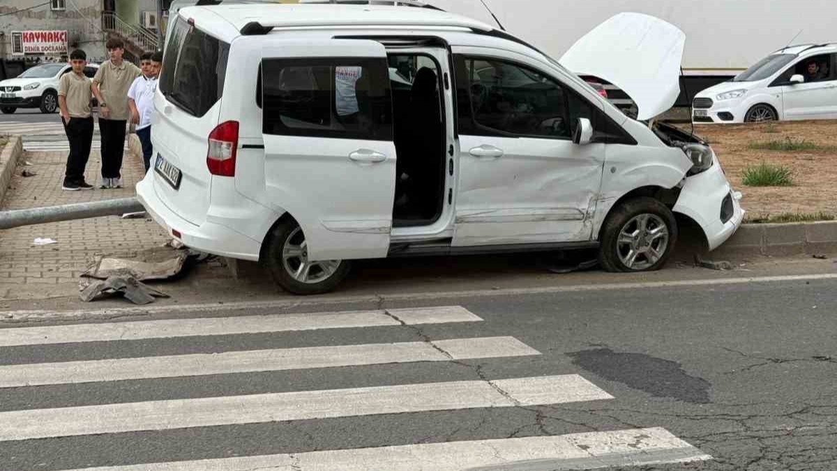 Araç direğe çarptı: 5 yaralı