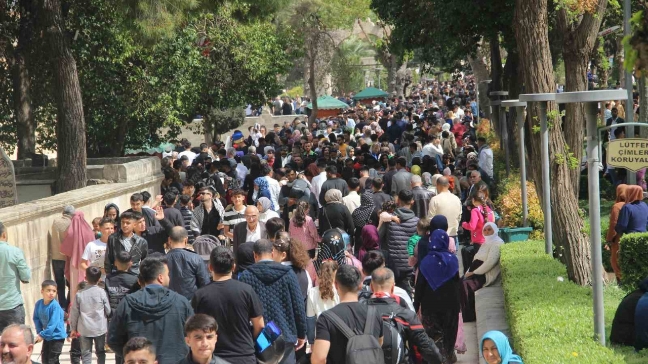 Balıklıgöl bayramın 2’nci gününde ziyaretçi akınına uğradı