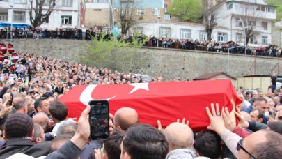 Volkan Konak’ın cenazesi namazın kılınacağı alana alkışlarla getirildi