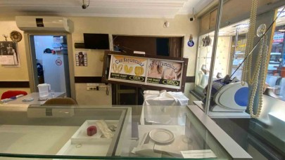 Çaldığı otomobille gelip camii duvarını kırıp kuyumcu soydu