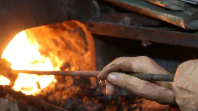 İlçenin tek demirci ustası; "Bizimle birlikte meslek de yok olacak"