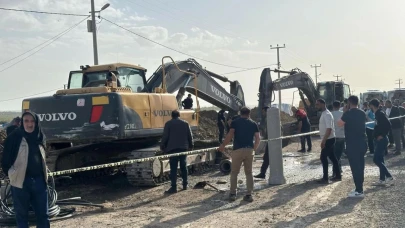 Göçük: İşçiler toprak altında kaldı