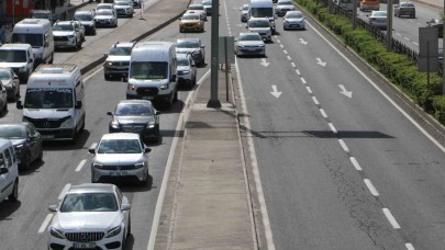 Kapısı açık otomobille tehlikeli nakliye