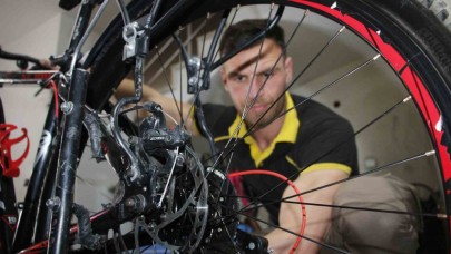 Baharın gelmesiyle bisiklet tamircileri yoğun mesaiye başladı