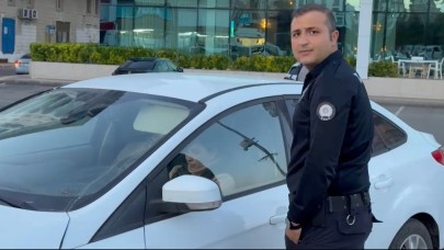 Kazaya karışan sürücü panik yaşadı, arabadan inmek istemedi