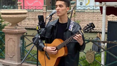Sokak müzisyeni bayram tatilinde de sanatına devam etti