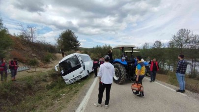 Öğrencileri taşıyan otobüs devrildi