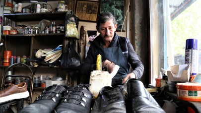 Hayatını ayakkabı tamir ederek kazandı