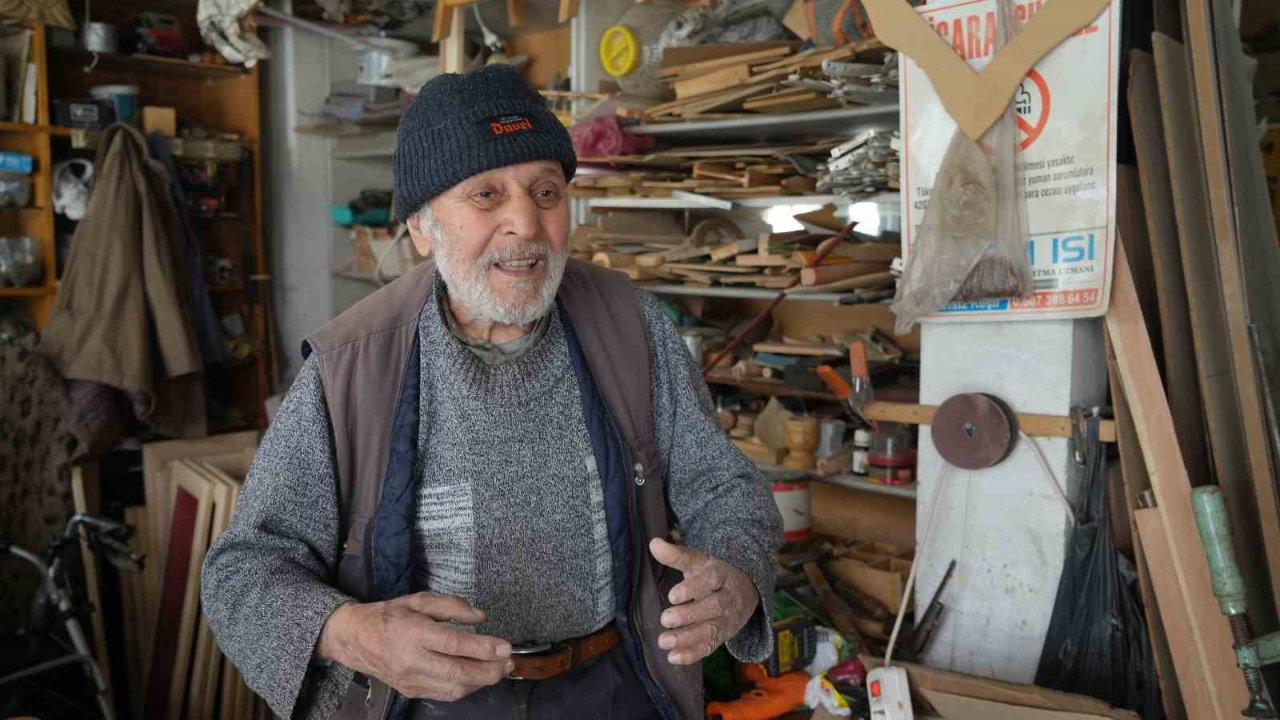 Mesleğine olan aşkıyla 87 yaşında tahtaya şekil veriyor