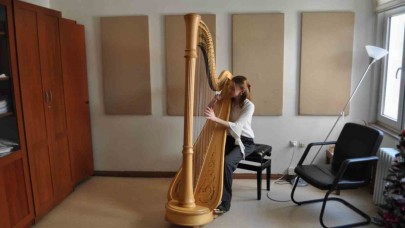 Küçüklüğünden beri çaldığı boyundan büyük arp ile Türkiye’yi temsil ediyor