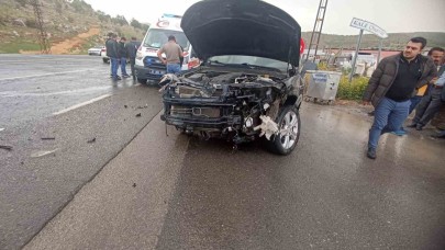 Hafif ticari araç otomobille çarpıştı