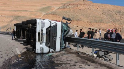 Freni boşalan tır devrildi: 1 yaralı