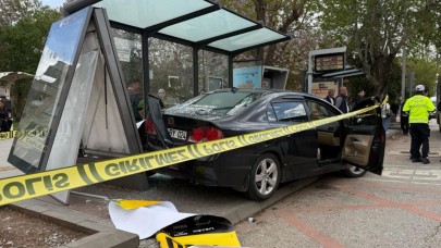 Kontrolden çıkan otomobil, otobüs durağına daldı: 5 yaralı