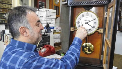 Tarihe tanıklık etmiş saatleri 10 metrekarelik dükkanında tamir ediyor