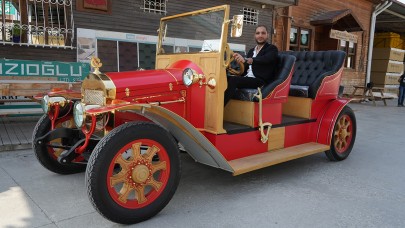 Nostalji aşığı genç 1925 model otomobilin elektriklisini yaptı