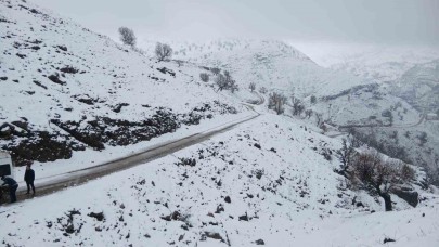 Nisan ortasında kar: yollar kapandı