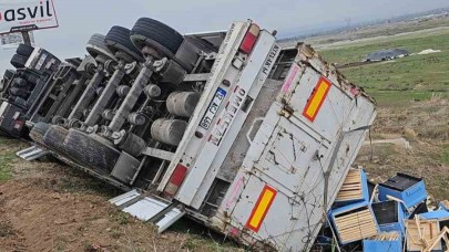Boş kasa yüklü tır devrildi: 1 yaralı