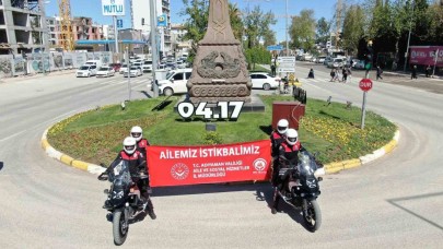 Adıyaman'da polislerden Aile Yılı pankartı
