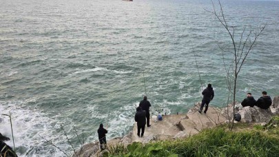 Balıkçılar falezlerde hafta sonunun tadını çıkardı