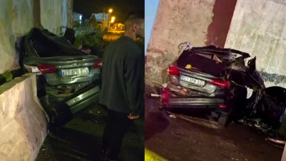 Otomobil duvara çarptı: 2 ölü